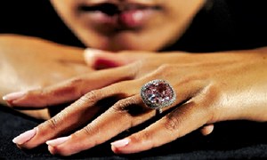 Viên kim cương hồng giá 28,5 triệu USD của vị doanh nhân Hồng Kông - Ảnh: The Guardian